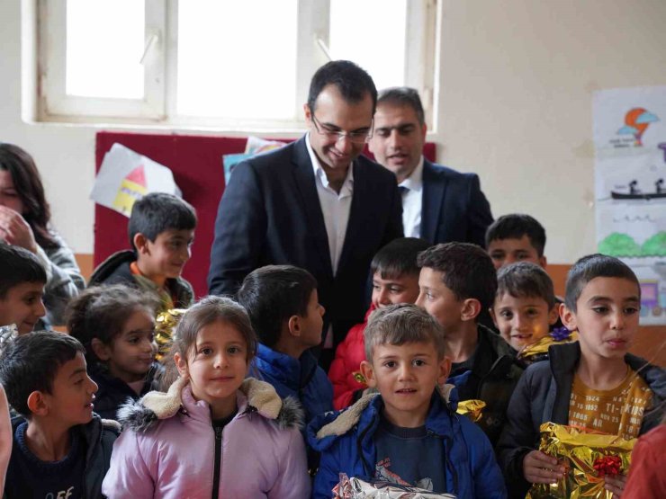 Şırnak’ta kadınların ördüğü bere, atkı ve eldiveneler öğrencilere dağıtıldı