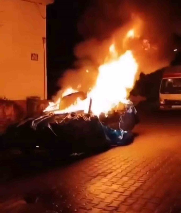 Oto sanayide park halindeki araç alev topuna döndü