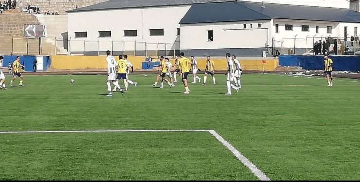 Bitlis Özgüzelderespor rakibine yarım düzene gol attı