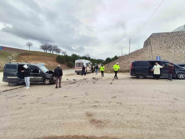 Minibüs ile hafif ticari araç çarpıştı: 6 yaralı