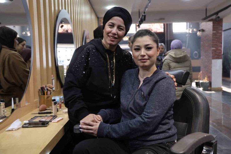 Depremde 4 çalışanını ve dükkanını kaybetti, pes etmeyip yeni iş yerini açtı