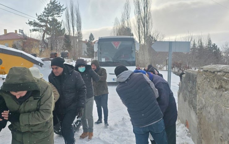 Sivas’ta karla mücadele ekipleri yolda kalanların yardımına yetişti