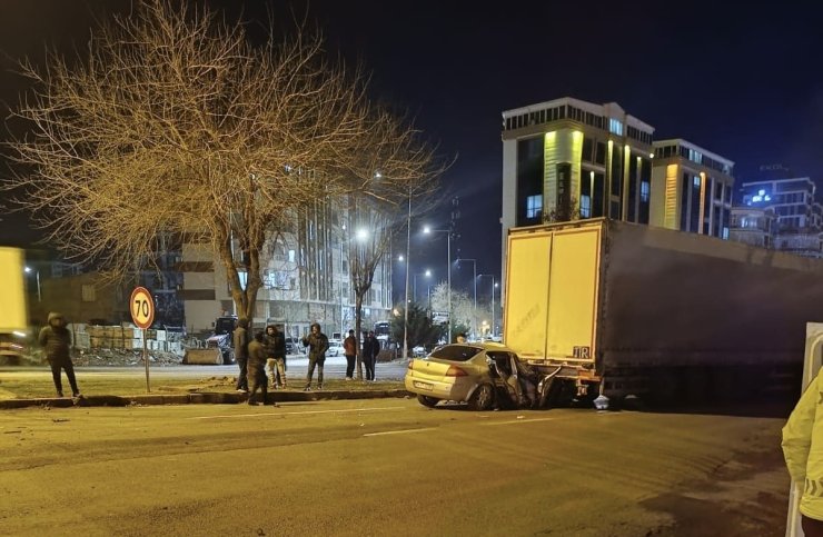 Siverek’te otomobil tıra ok gibi saplandı: 3 yaralı