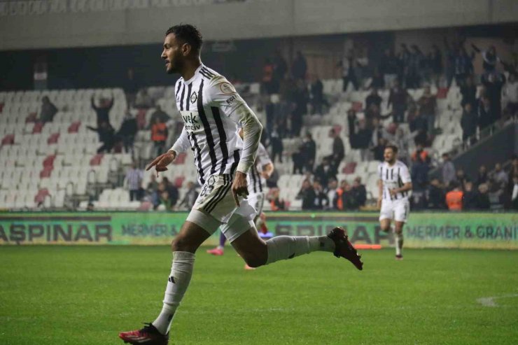 Deniz Kadah, gollerine devam ediyor