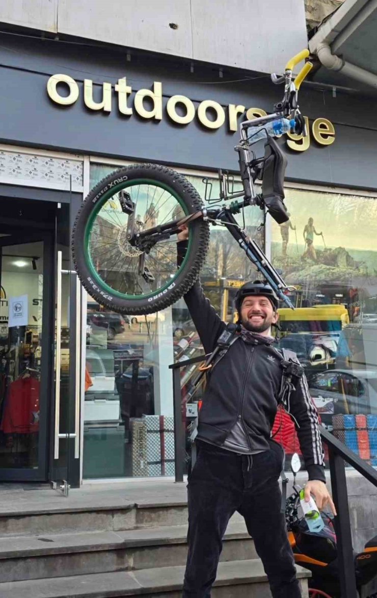 Misafirperver Karadeniz insanı tek tekerle dünyayı gezen turisti evinde ağırladı