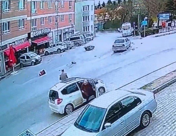Motosiklete çarpan ehliyetsiz sürücü kaçtı