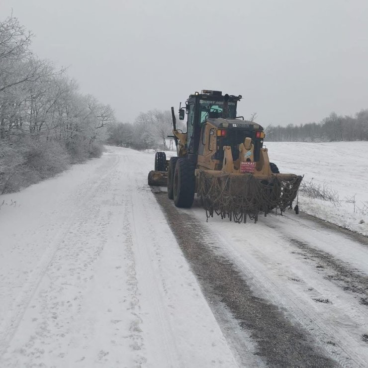 Gönen’de karla mücadele çalışmaları sürüyor