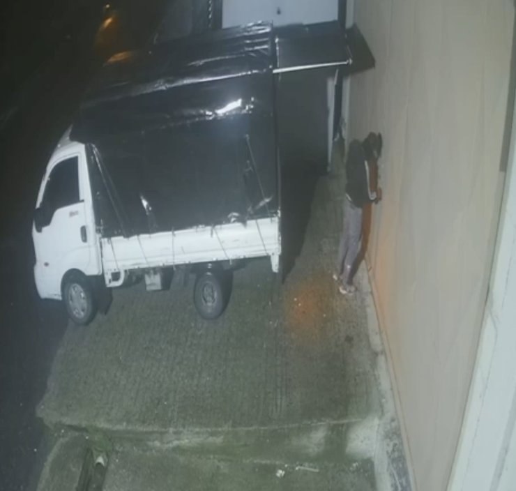 Arnavutköy’de acemi hırsızlar imalathanenin kapısını açamayınca kırmaya çalıştı