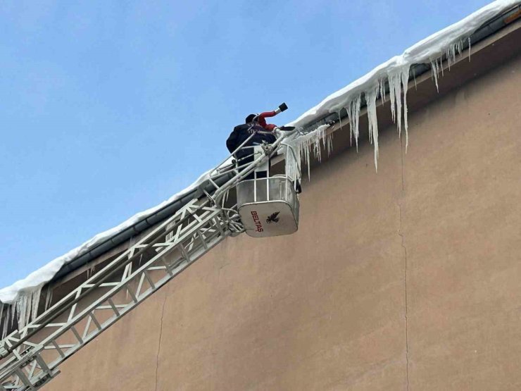 Tomarza’da tehlike saçan buz sarkıtları temizlendi