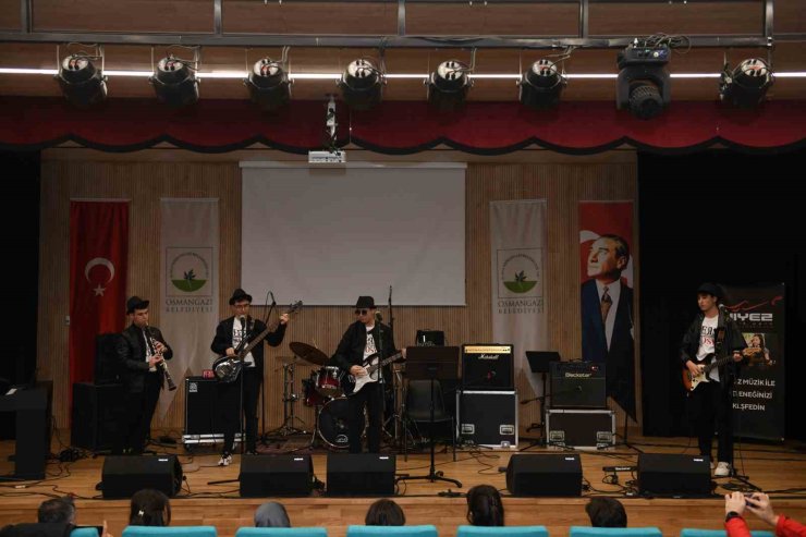 Genç müzisyenler final için sahnede