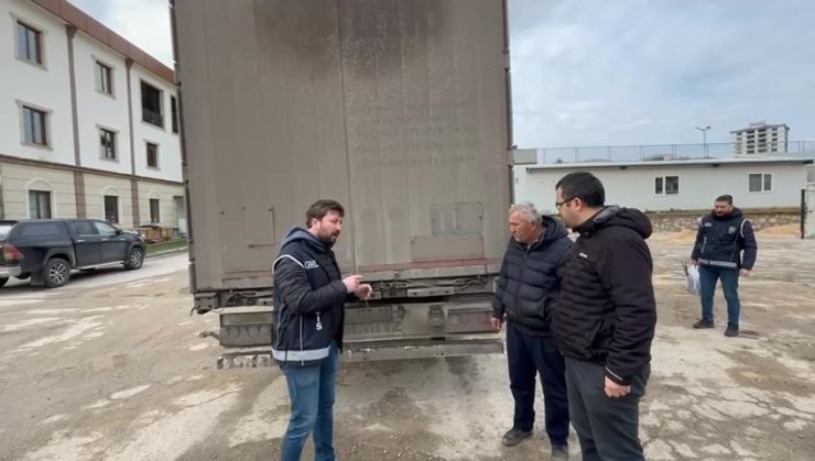 Amasya’da içinden 24 kaçak göçmen çıkan tırın sürücüsü tutuklandı