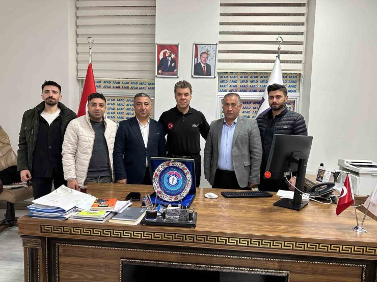 Sağlık-Sen Şırnak Şubesinden İşlek’e plaket