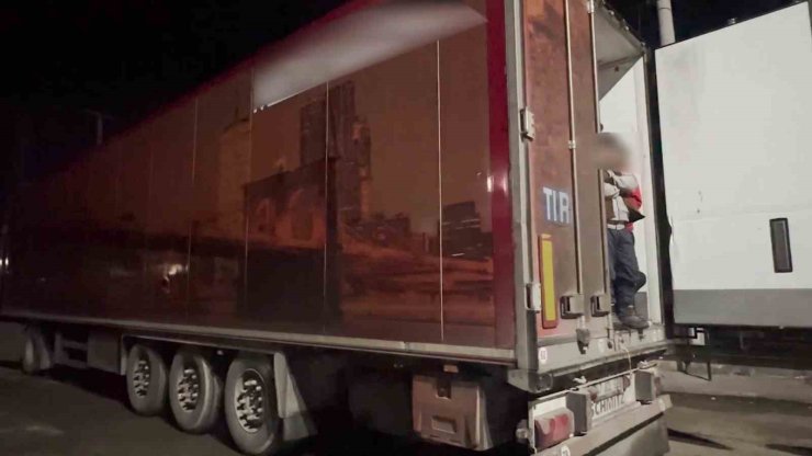 Sivas’ta tır dorsesinde 29 kaçak göçmen yakalandı, sürücü tutuklandı