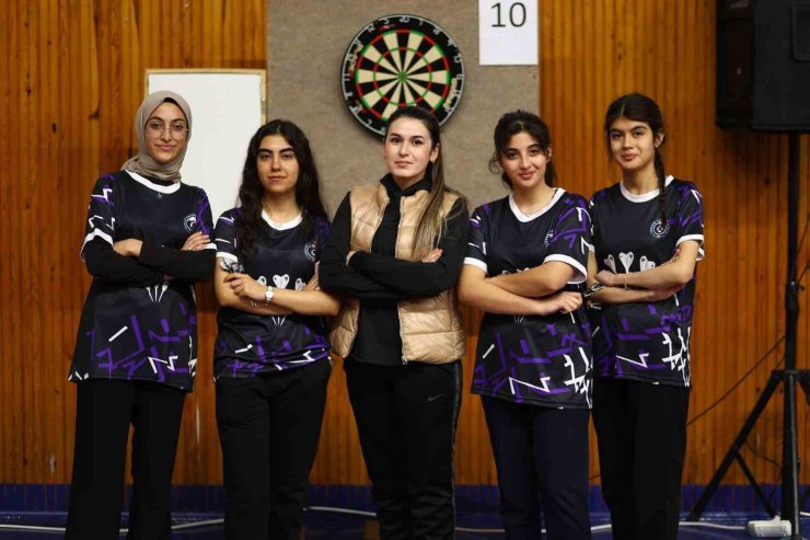 Tercan Anadolu Lisesi kız dart takımı bölge birincisi