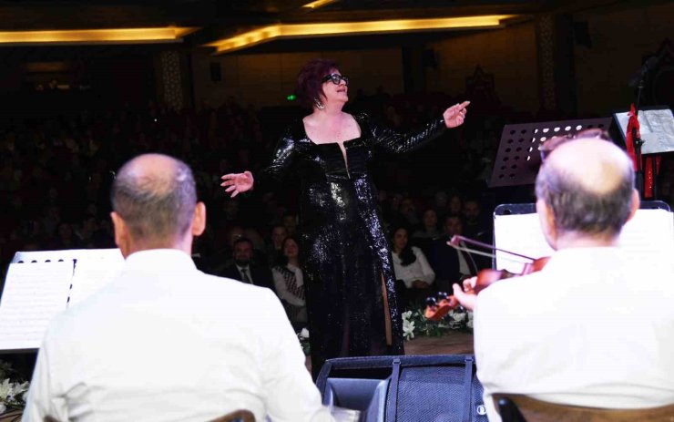 Türk Müziği Topluluğu dinleyicileri mest etti