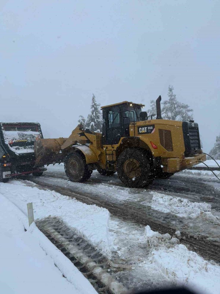 Yolda kalan araçlar iş makineleriyle kurtarılıyor