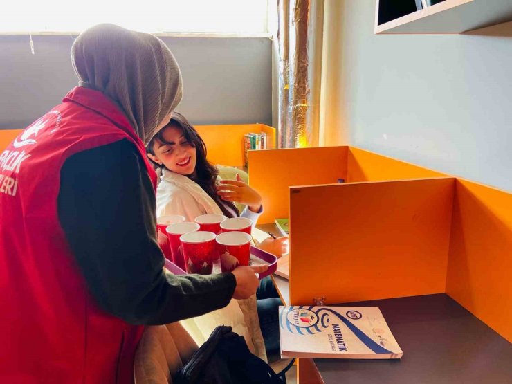 Öğrencilere sıcak çorba ikramında bulundular