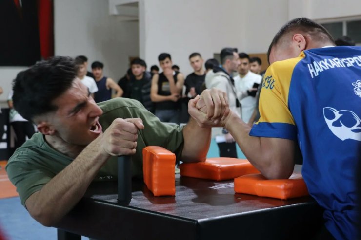 Hakkari’de bilek güreşi il birinciliği yapıldı
