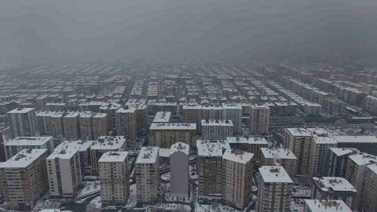 Kayseri’ye lapa lapa kar yağdı