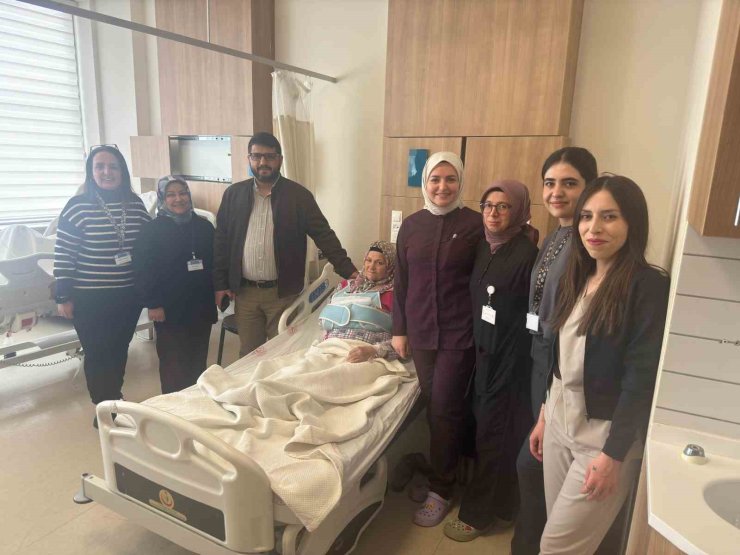 Odun toplarken düşen ve omuzu çıkan hasta, kapalı yöntemle ameliyat edildi