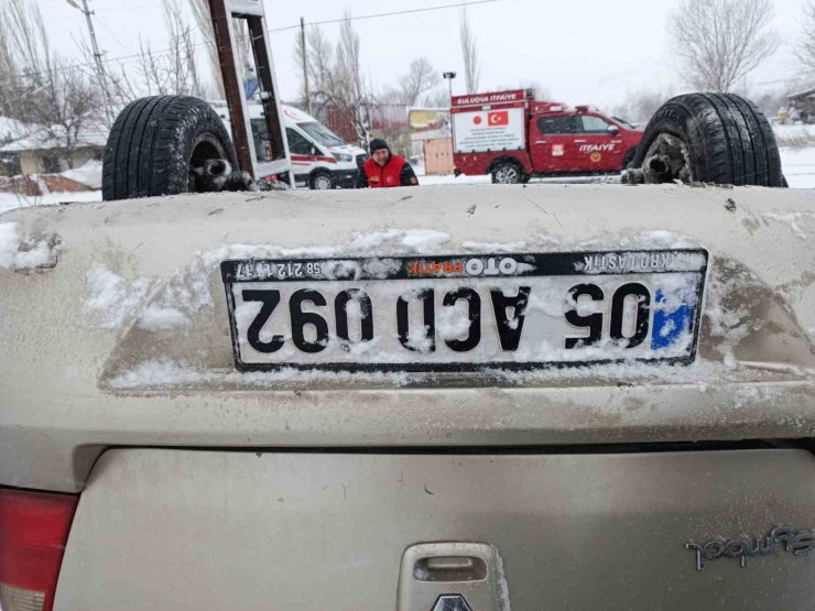 Hastane randevusuna giderken karlı yolda şarampole devrildiler: 3 yaralı