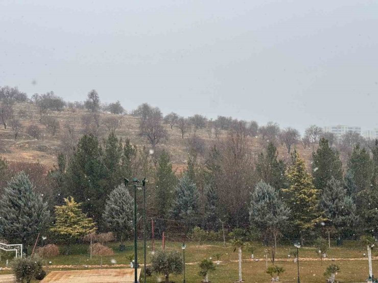 Mardin’de kar yağışı başladı