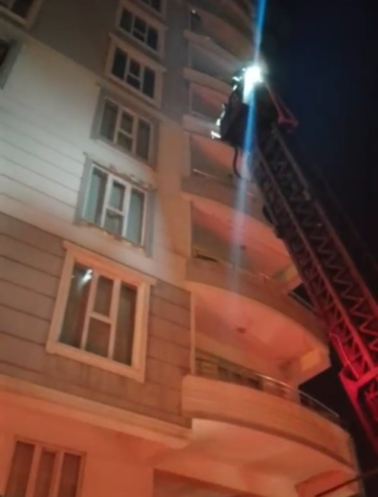 Siirt’te 10 katlı binada yangın: 20 kişi dumandan etkilendi