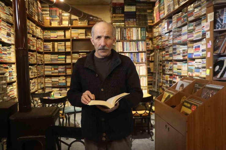 45 yılda 30 bin kitap biriktirdi, gençlerin kullanımına sundu
