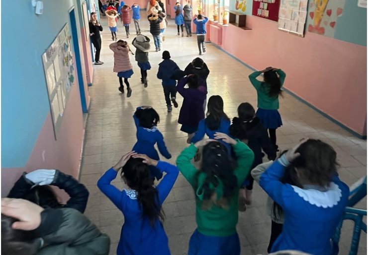 Öğrencilere deprem tatbikatı düzenlendi