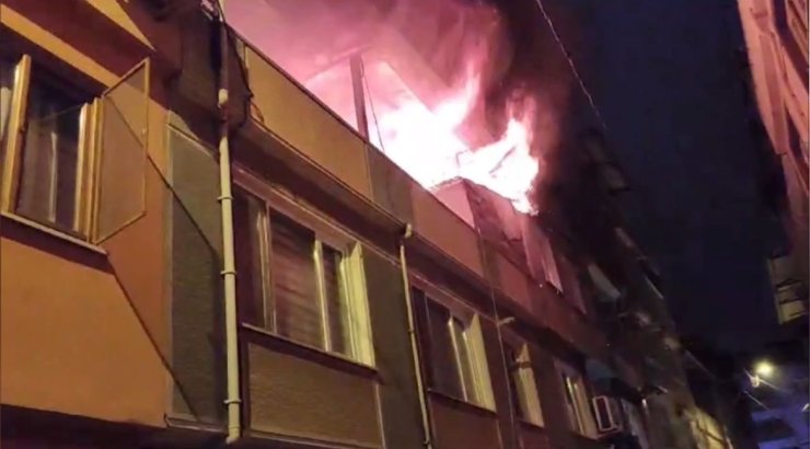 Bursa’da korkutan yangın: Alevlerle mücadele eden ekiplerin üzerine elektrik teli düştü