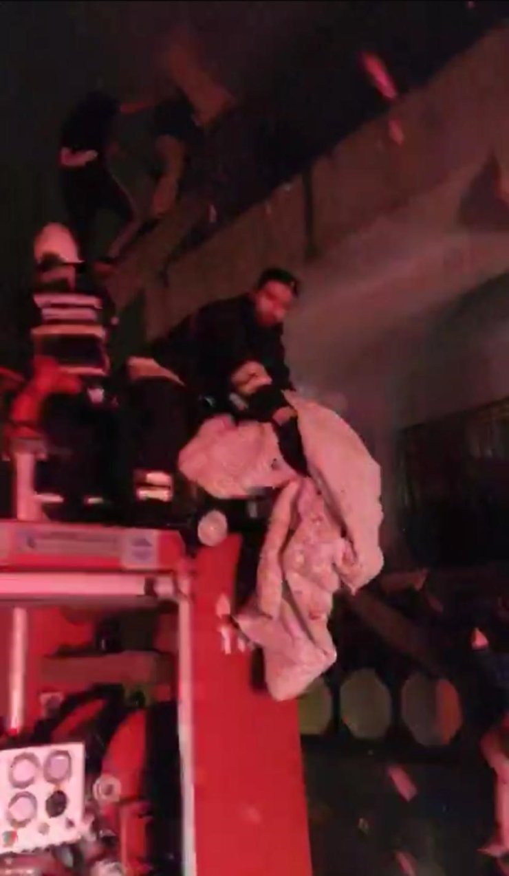 Diyarbakır’da ev yangını: Mahsur kalan aileyi itfaiye kurtardı