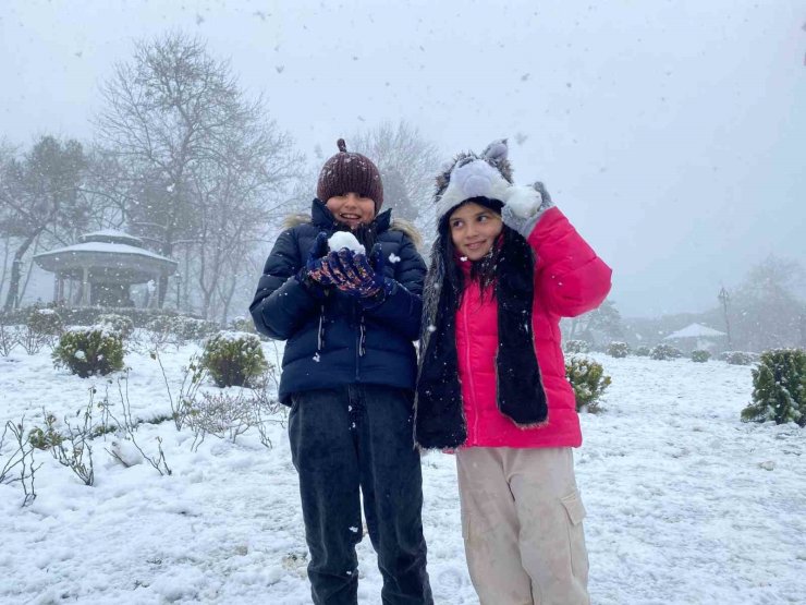Beyaza bürünen Çamlıca Tepesi’nde kar yeniden başladı