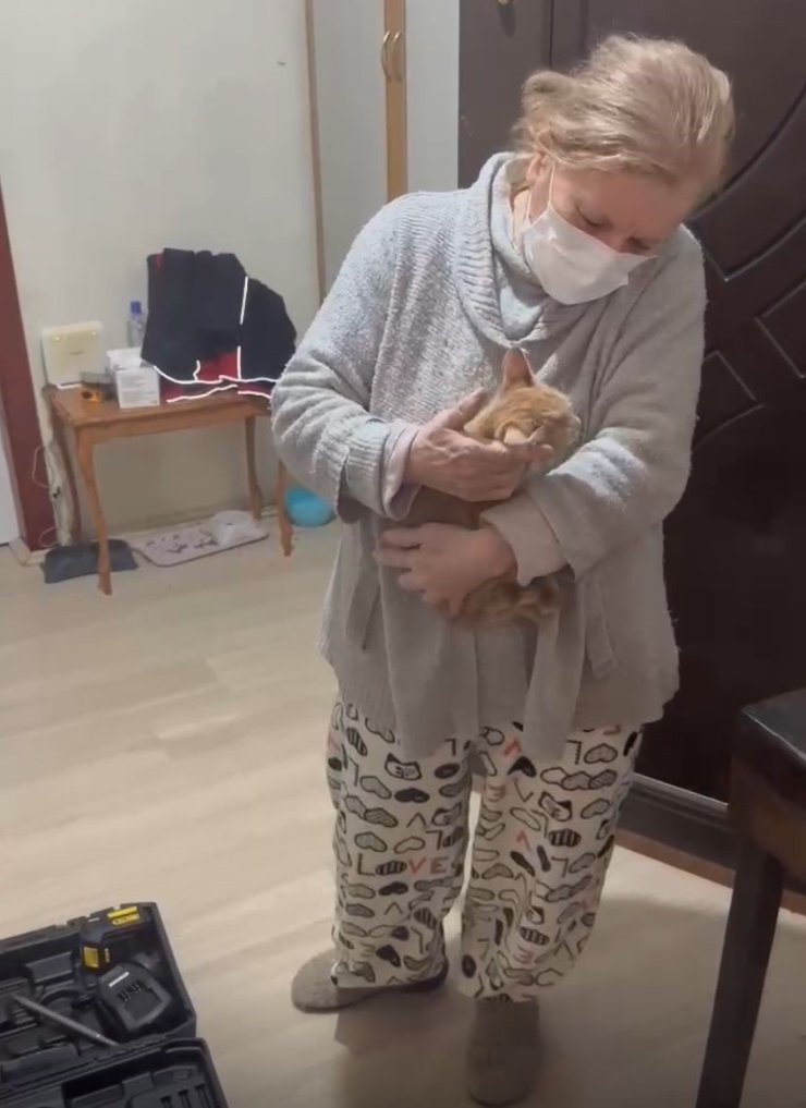 Kayseri’de bacada sıkışan kedi enkaz altı görüntüleme cihazı ile kurtarıldı