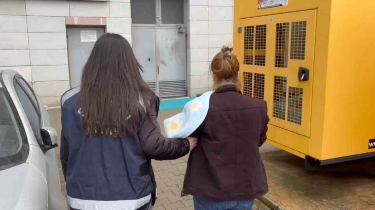 Evden 75 bin liralık altın ve para çalan kadın yakalandı