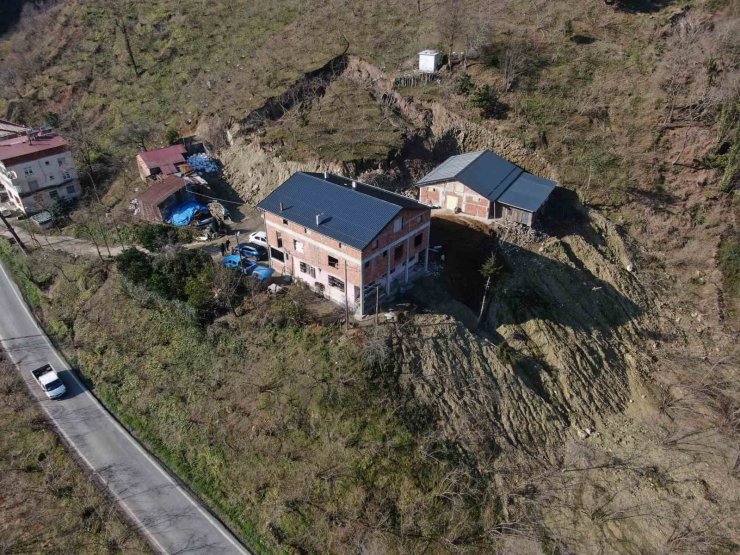 Gece büyük gürültüyle uyandılar: Bir aile ve 15 büyükbaş hayvan heyelanı ucuz atlattı