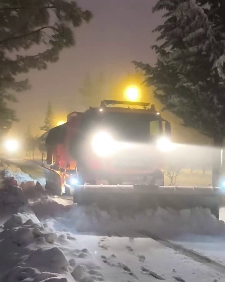 Besni’de karla mücadele çalışmaları sürüyor