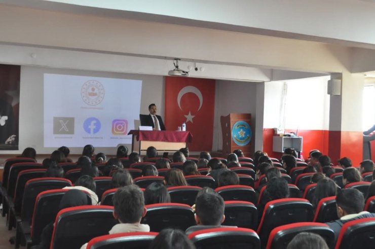 Akyaka Kaymakamı Demirtaş kariyer günlerinde öğrencilerle buluştu