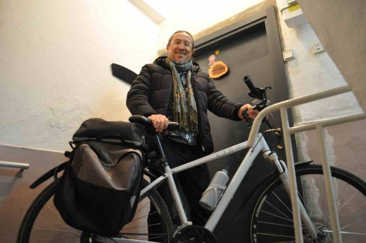 60 yaşında pedal çevirerek sağlığını koruyor