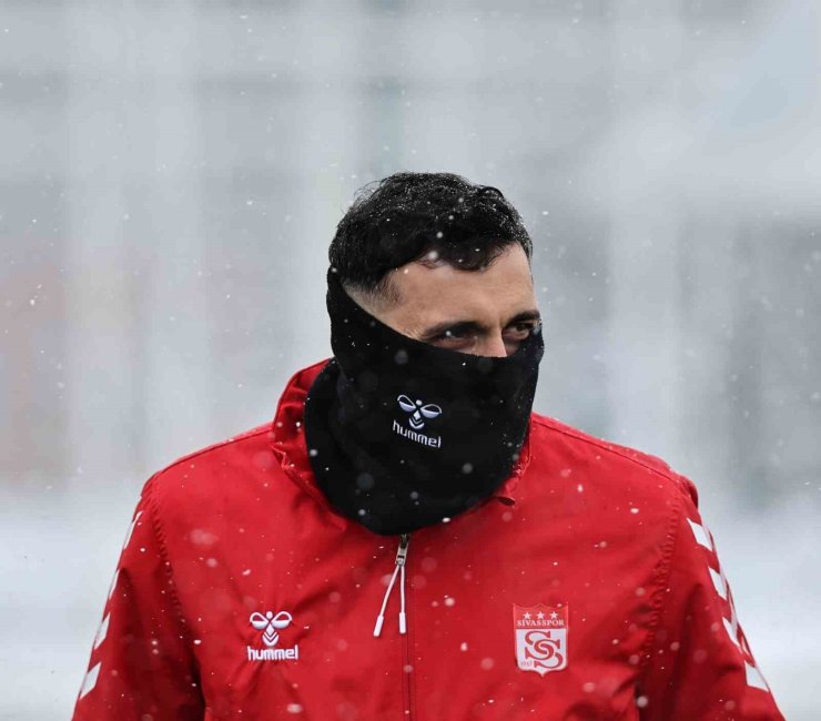 Sivasspor, yoğun kar altında idman yaptı