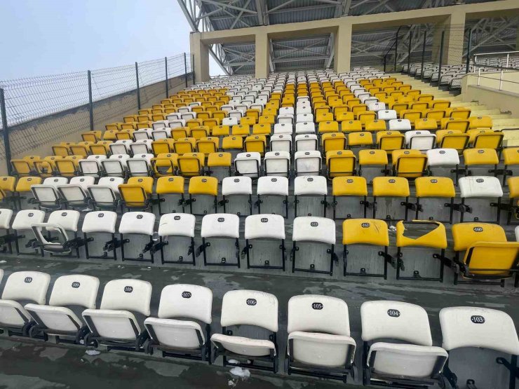 Bursaspor maçında 300 koltuk kırıldı