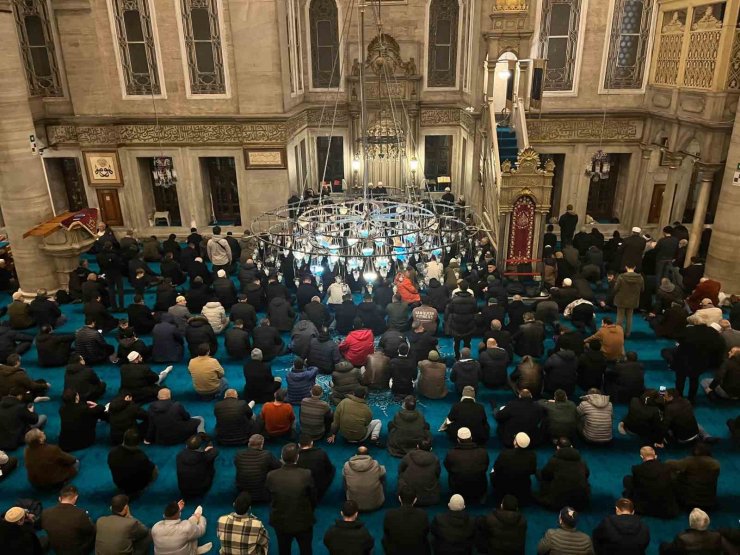 Berat Kandili’nde vatandaşlar Eyüpsultan Camii’ne akın etti