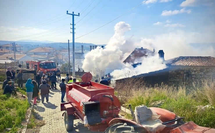 Seferihisar’daki yangın, itfaiye ve mahallelinin yardımlaşmasıyla söndürüldü
