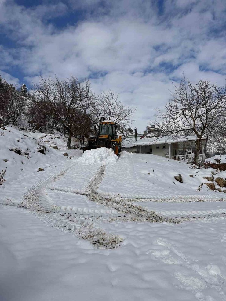 Onikişubat Belediyesi’nin karla mücadelede başarısı takdir topluyor