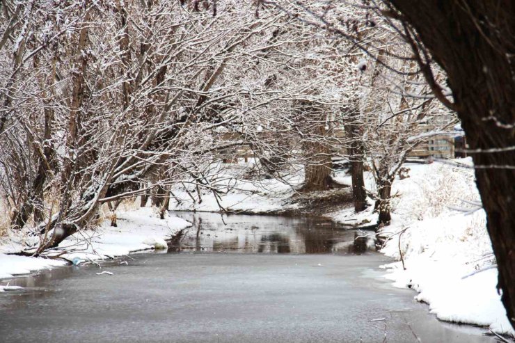 Kahramanmaraş’ta Mağaragözü Çayı buz tuttu