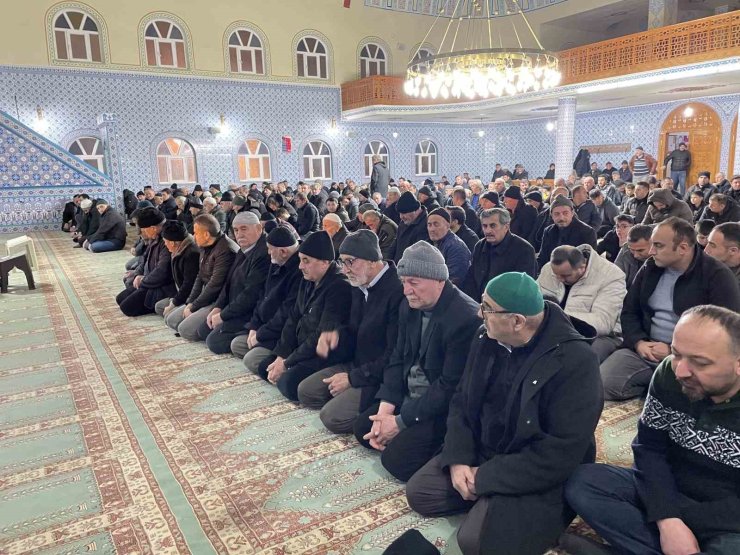 Kavak’ta Berat Kandili huşu içinde idrak edildi