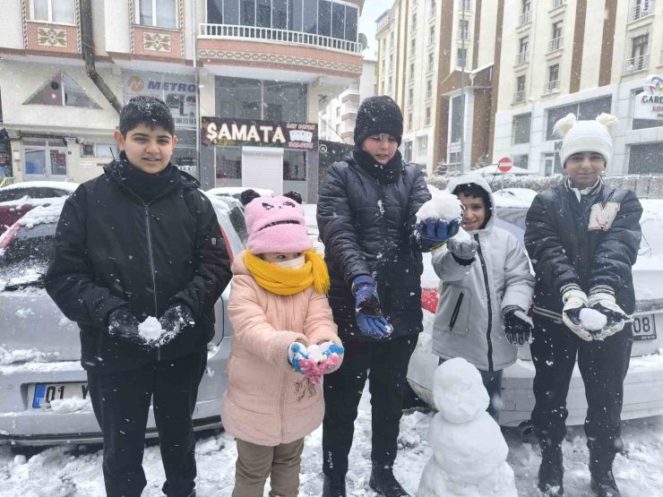 Kırşehir’de okullar tatil olunca çocuklar sokaklara koştu