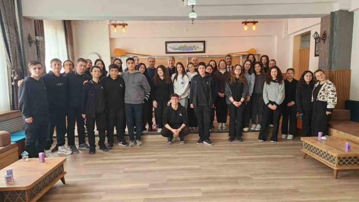 Kütahya MEM Müdürü Yılmaz, Sosyal Bilimler Lisesi öğrencileriyle buluştu