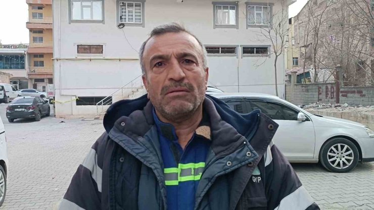 İtfaiye aracının uzunluğu yetersiz kaldı, yangında asansörlü nakliye aracı vatandaşları kurtardı