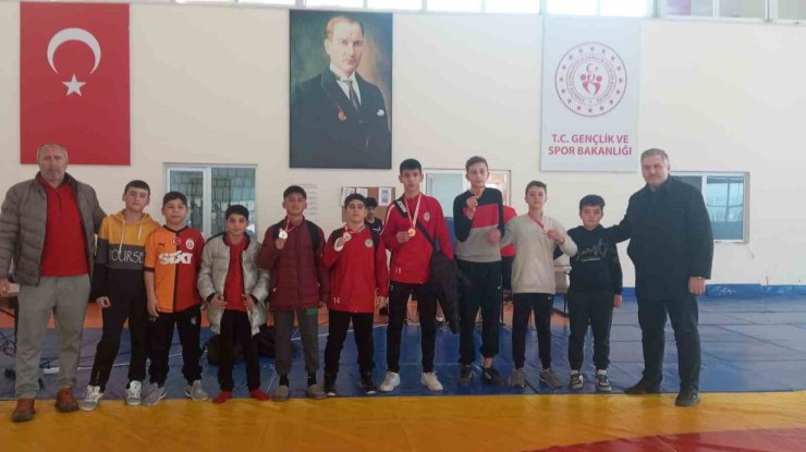 Sarıgöllü güreşçiler madalyaları topladı