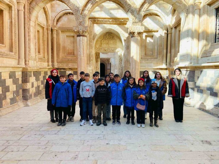 Öğrenciler İshak Paşa Sarayı’nı gezdi